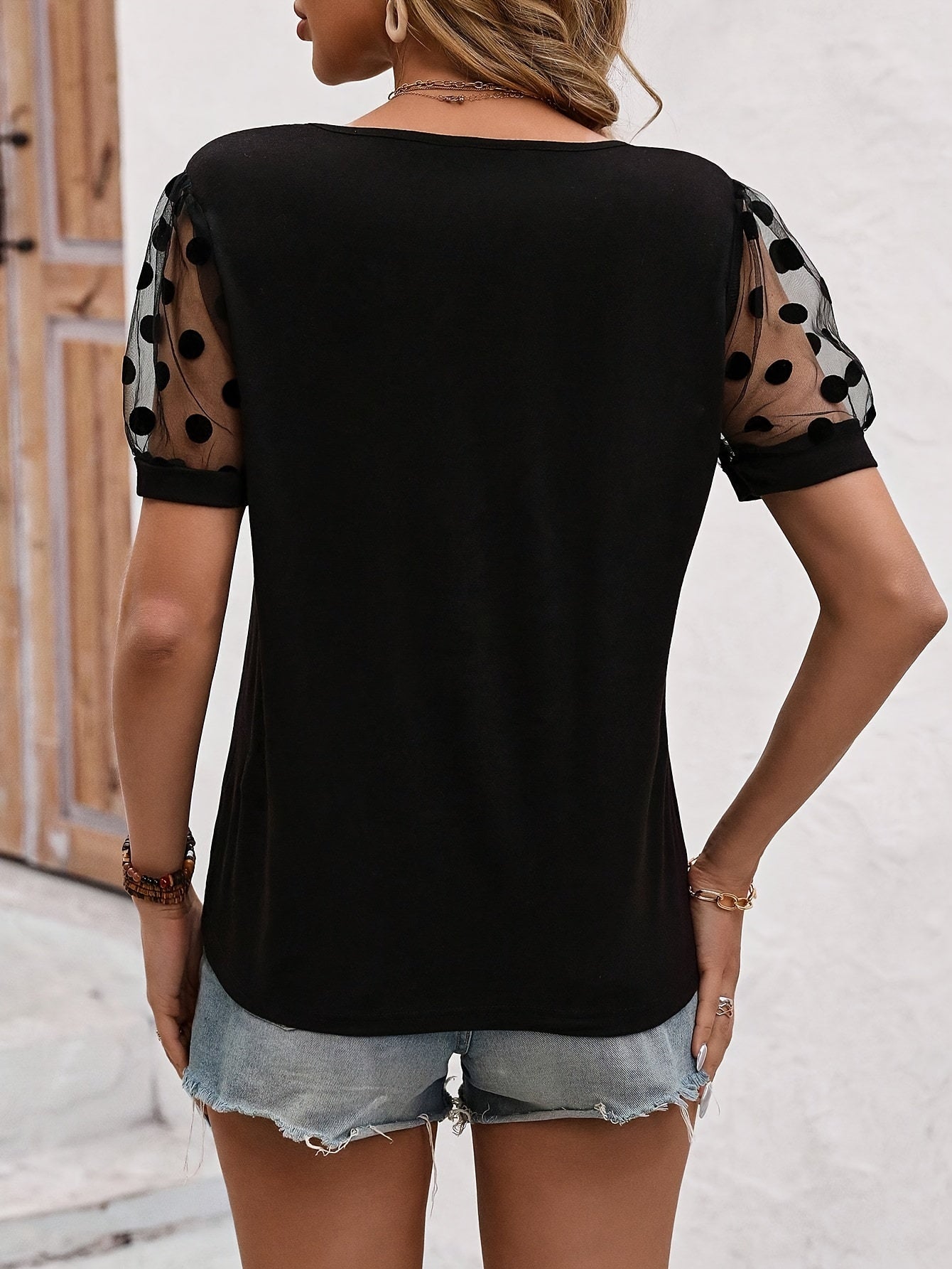 Danna - Élégant T-shirt noir à manches pointillées à la mode